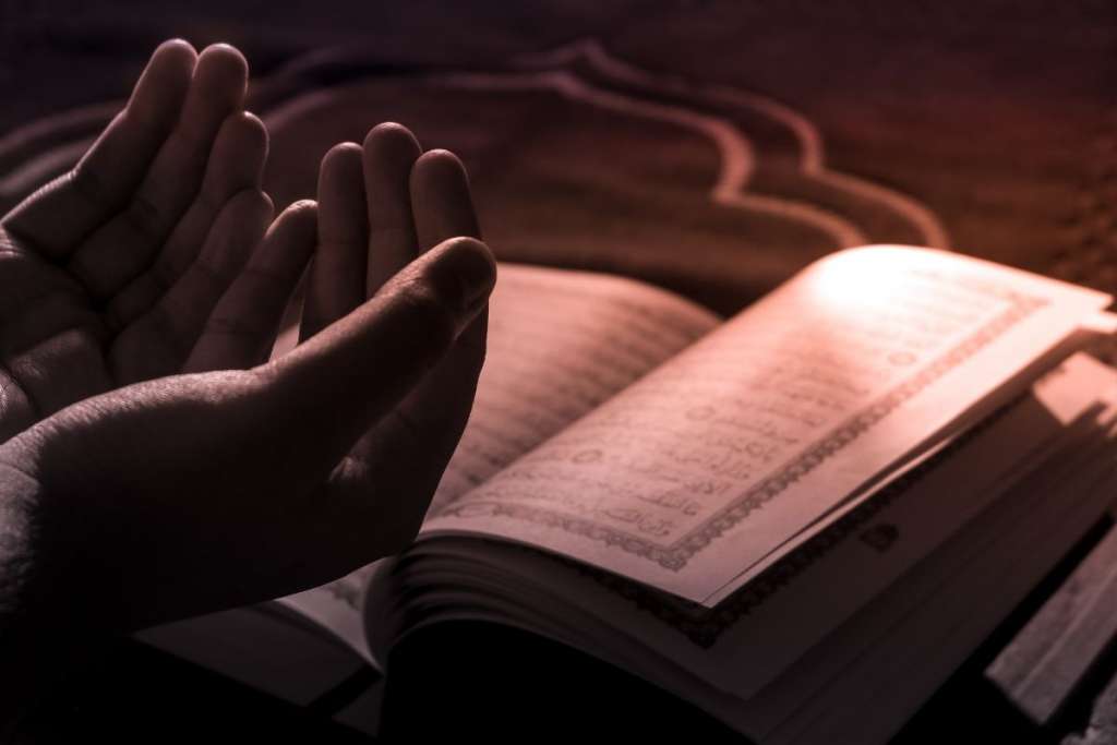 man praying and reading Quran to show the best way to learn Quran online 