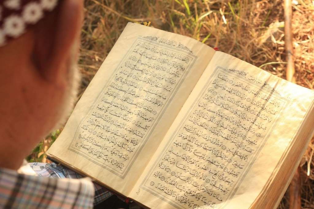 reading quran to show the best courses to learn quran for adults