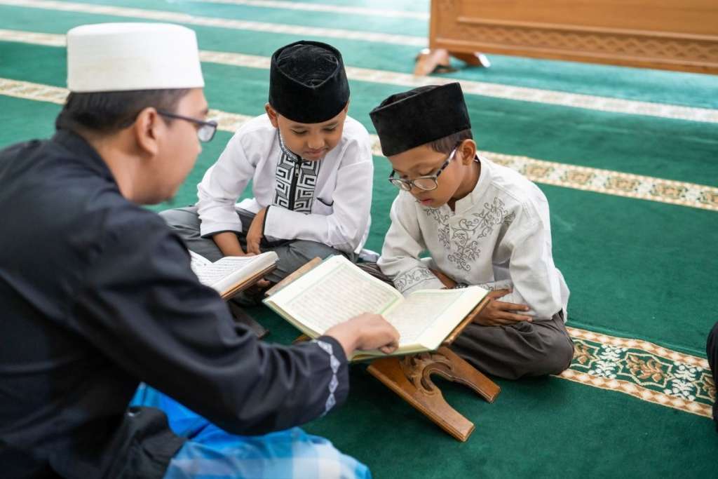 kids quran tutor teaching children in Masjid 