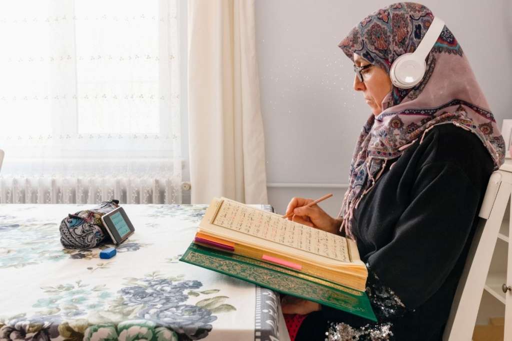 woman Learn al Quran online 