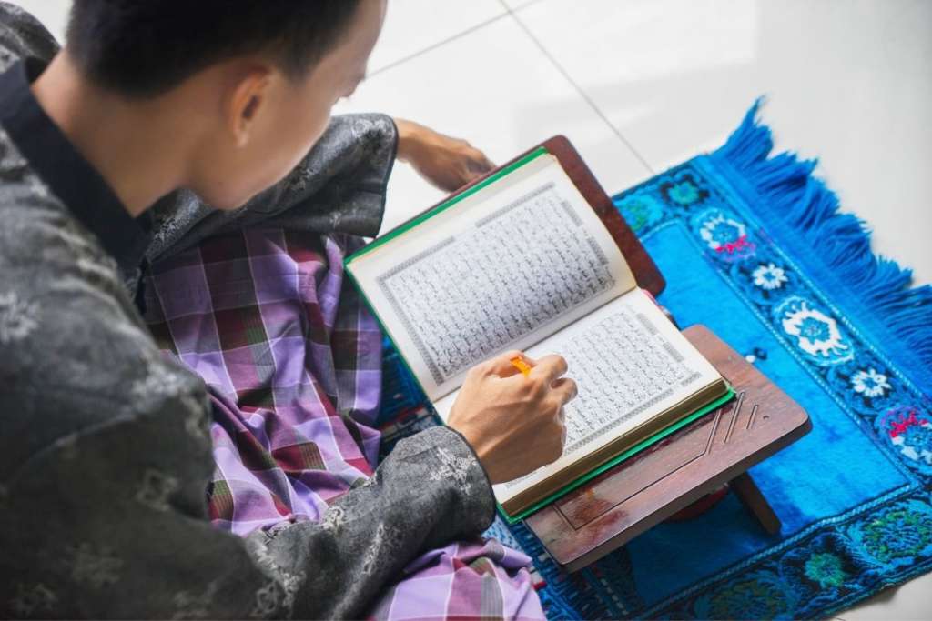 man reading quran to show how to learn to recite quran beautifully 